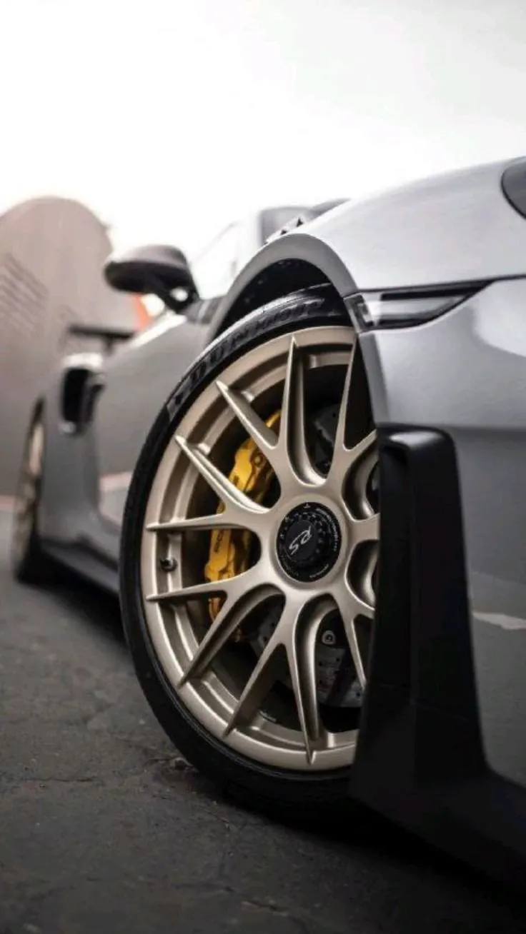 Porsche GT centre-lock wheel with yellow ceramic brake calipers